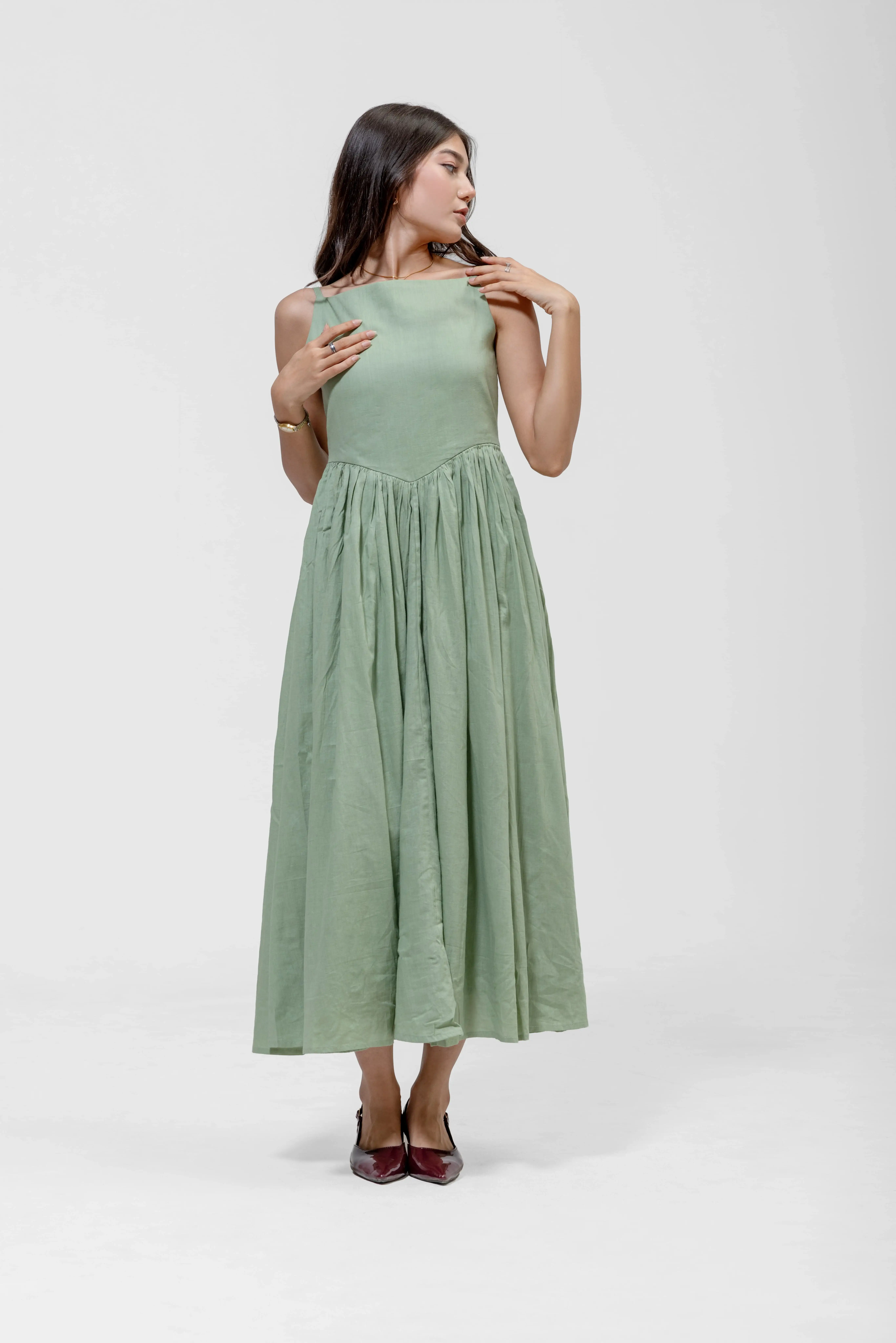 QISSEY GATHERED WAIST MIDI — view 4 — SQUARE-NECK DRESS FEATURING A PLEATED SKIRT AND CONTRASTING FITTED BODICE.