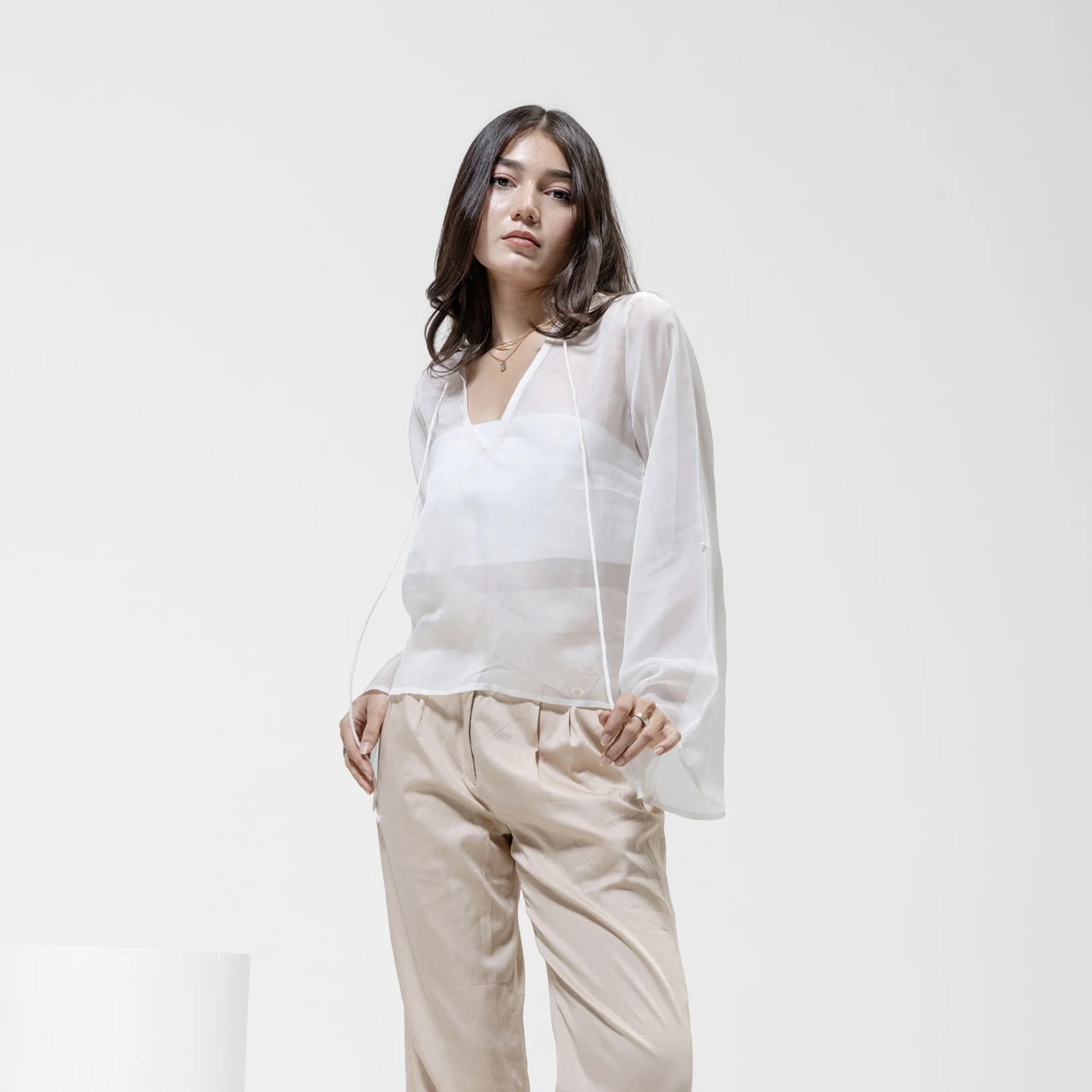 QISSEY WHITE CROPPED OVERSHIRT — view 1 — COLLARLESS OPEN-FRONT CROPPED SHIRT FEATURING WIDE, RELAXED FULL-LENGTH SLEEVES. A CLEAN AND MINIMAL