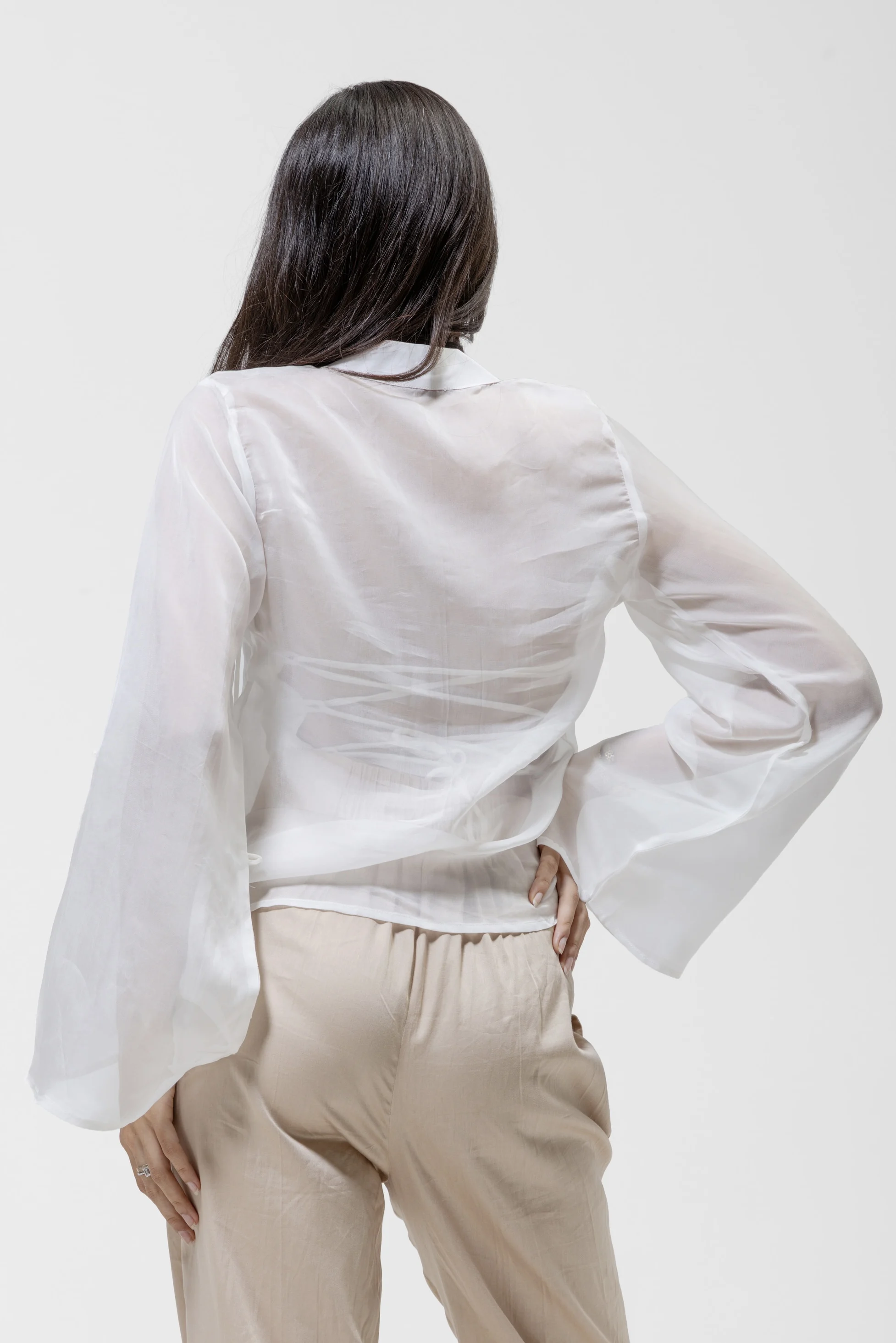 QISSEY WHITE CROPPED OVERSHIRT — view 3 — COLLARLESS OPEN-FRONT CROPPED SHIRT FEATURING WIDE, RELAXED FULL-LENGTH SLEEVES. A CLEAN AND MINIMAL