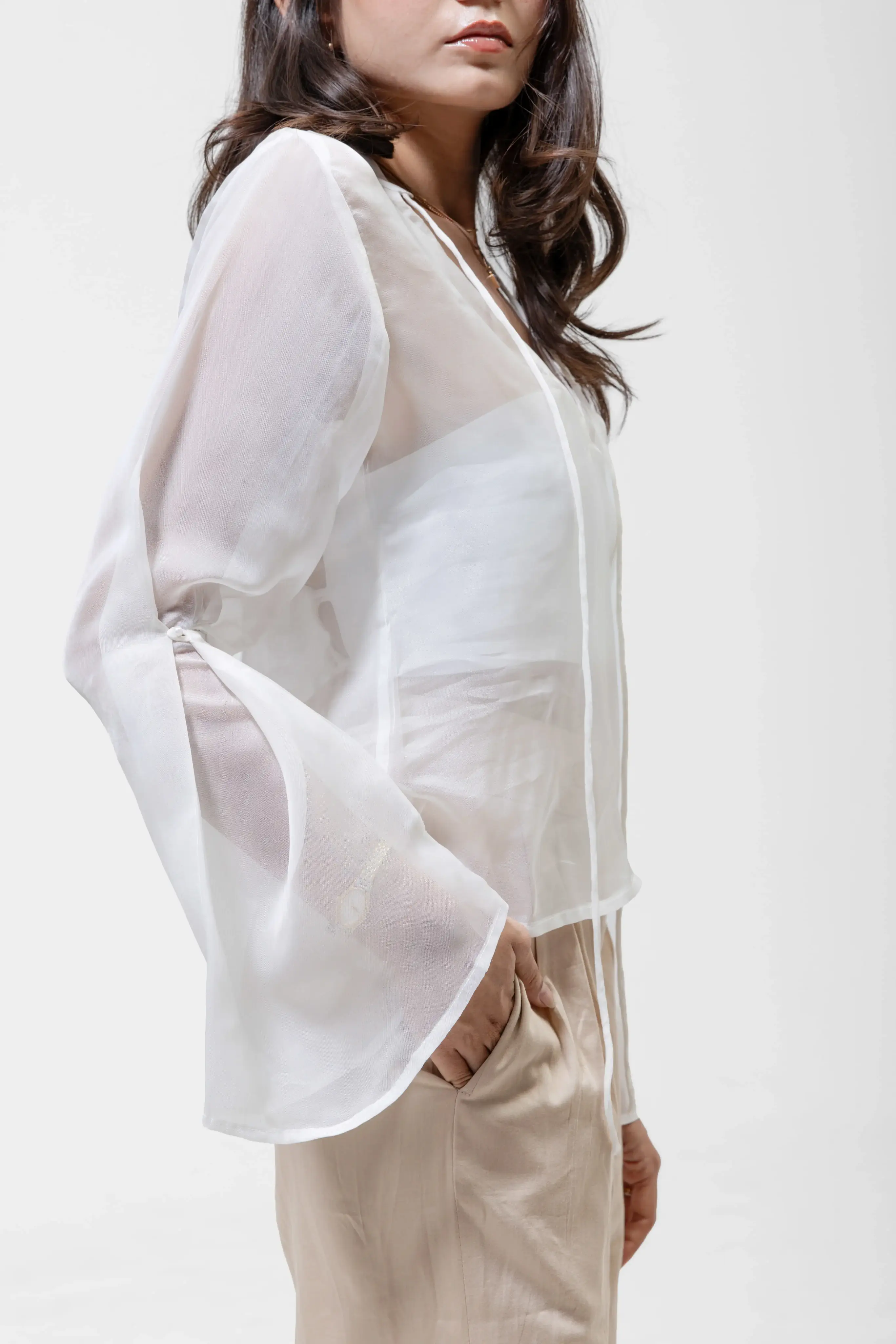 QISSEY WHITE CROPPED OVERSHIRT — view 2 — COLLARLESS OPEN-FRONT CROPPED SHIRT FEATURING WIDE, RELAXED FULL-LENGTH SLEEVES. A CLEAN AND MINIMAL