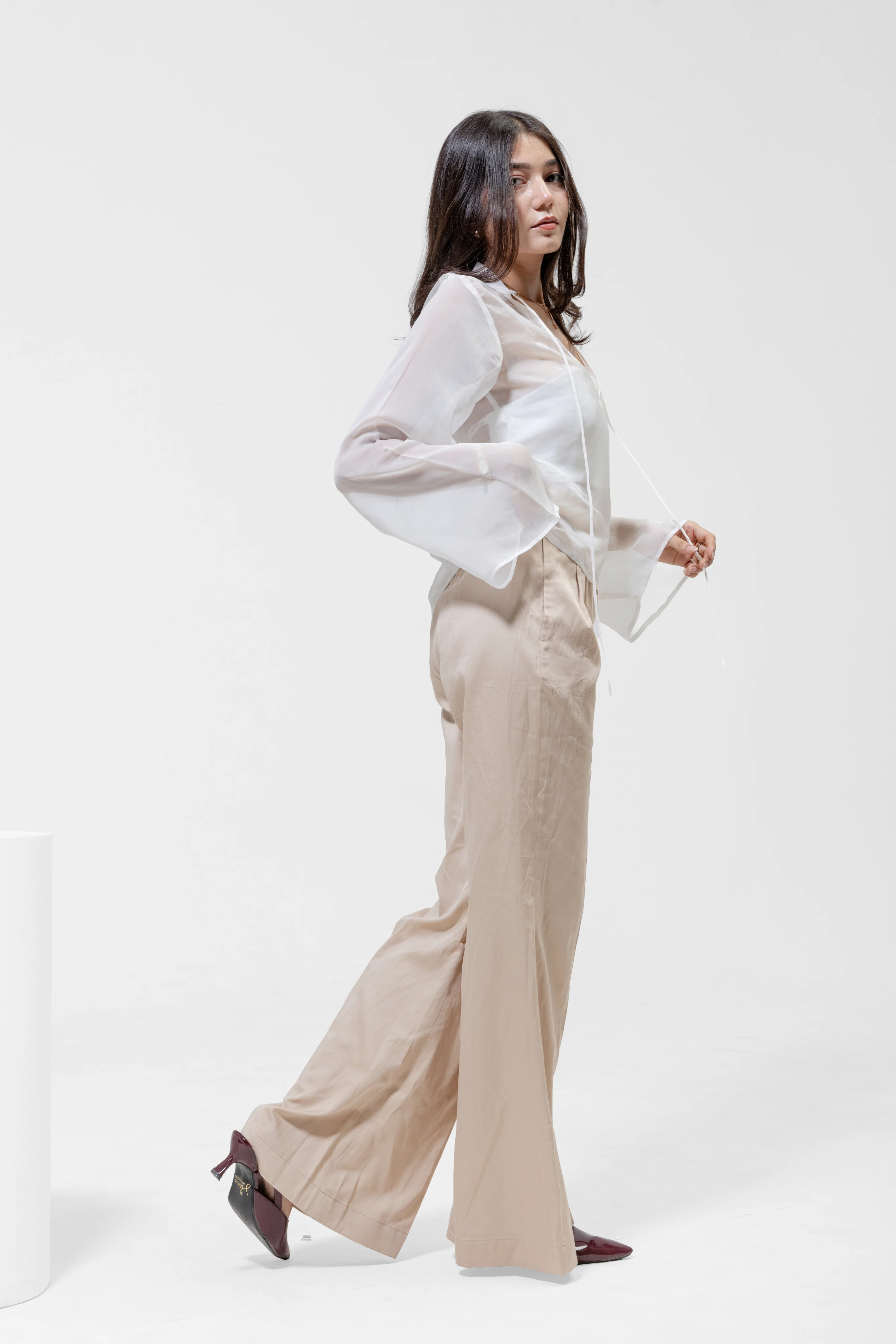 QISSEY WHITE CROPPED OVERSHIRT — view 4 — COLLARLESS OPEN-FRONT CROPPED SHIRT FEATURING WIDE, RELAXED FULL-LENGTH SLEEVES. A CLEAN AND MINIMAL
