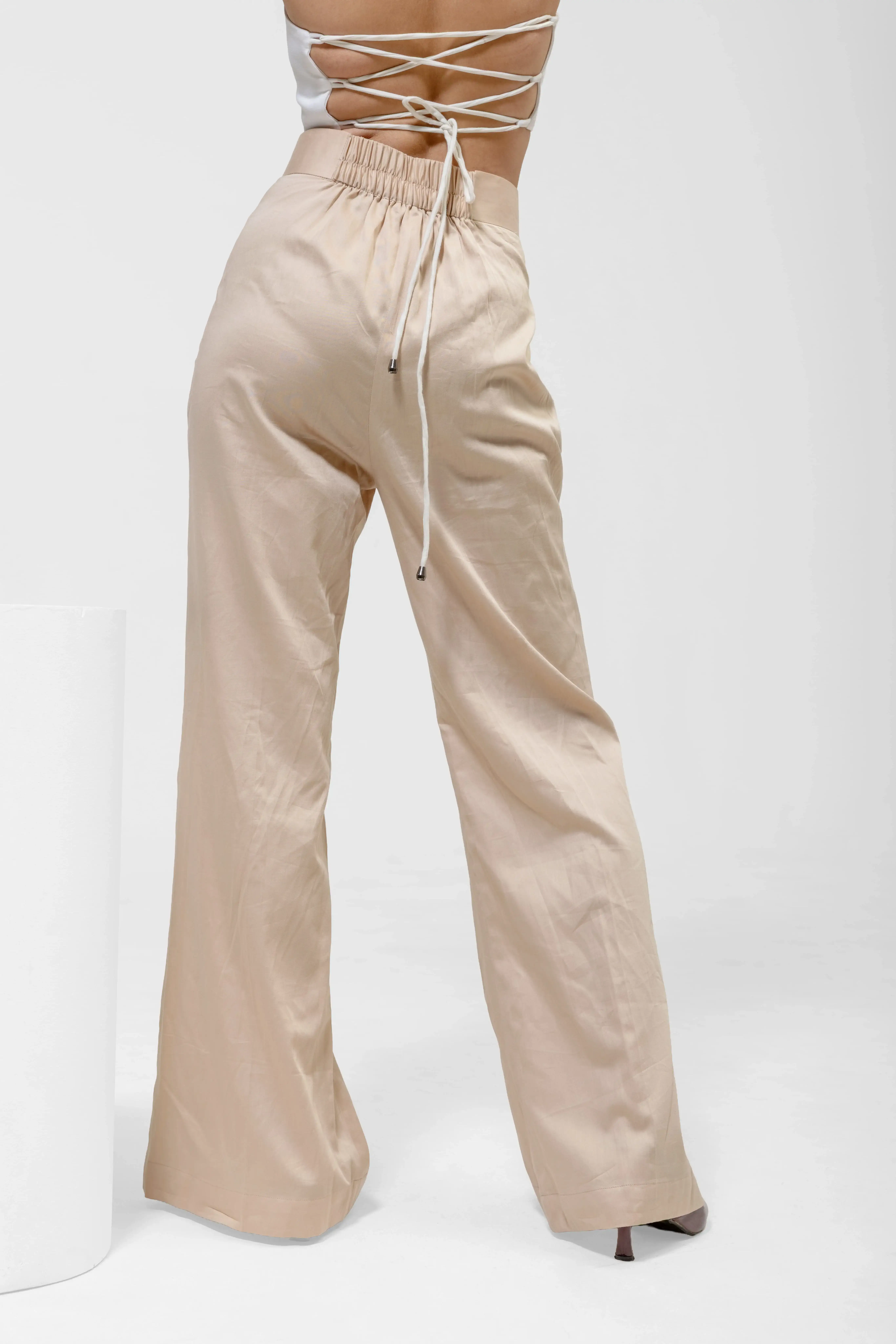 QISSEY BEIGE WIDE-LEG PANTS — view 3 — HIGH-WAISTED TROUSERS IN A WARM BEIGE FEATURING A DISTINCTIVE CROSSOVER WAISTBAND PANEL. FALLS SMOOT