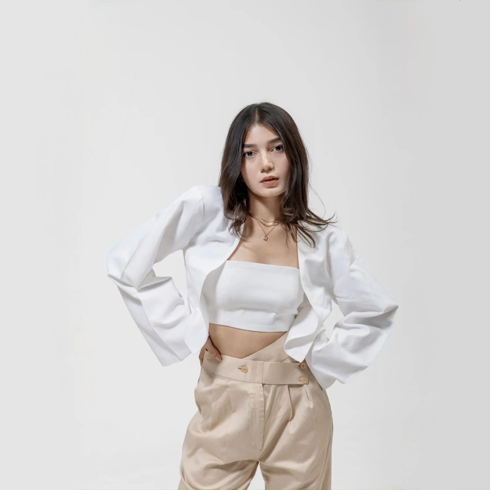 QISSEY WHITE CROPPED JACKET — view 1 — COLLARLESS OPEN-FRONT CROPPED JACKET FEATURING WIDE, RELAXED FULL-LENGTH SLEEVES. A CLEAN LAYERING P