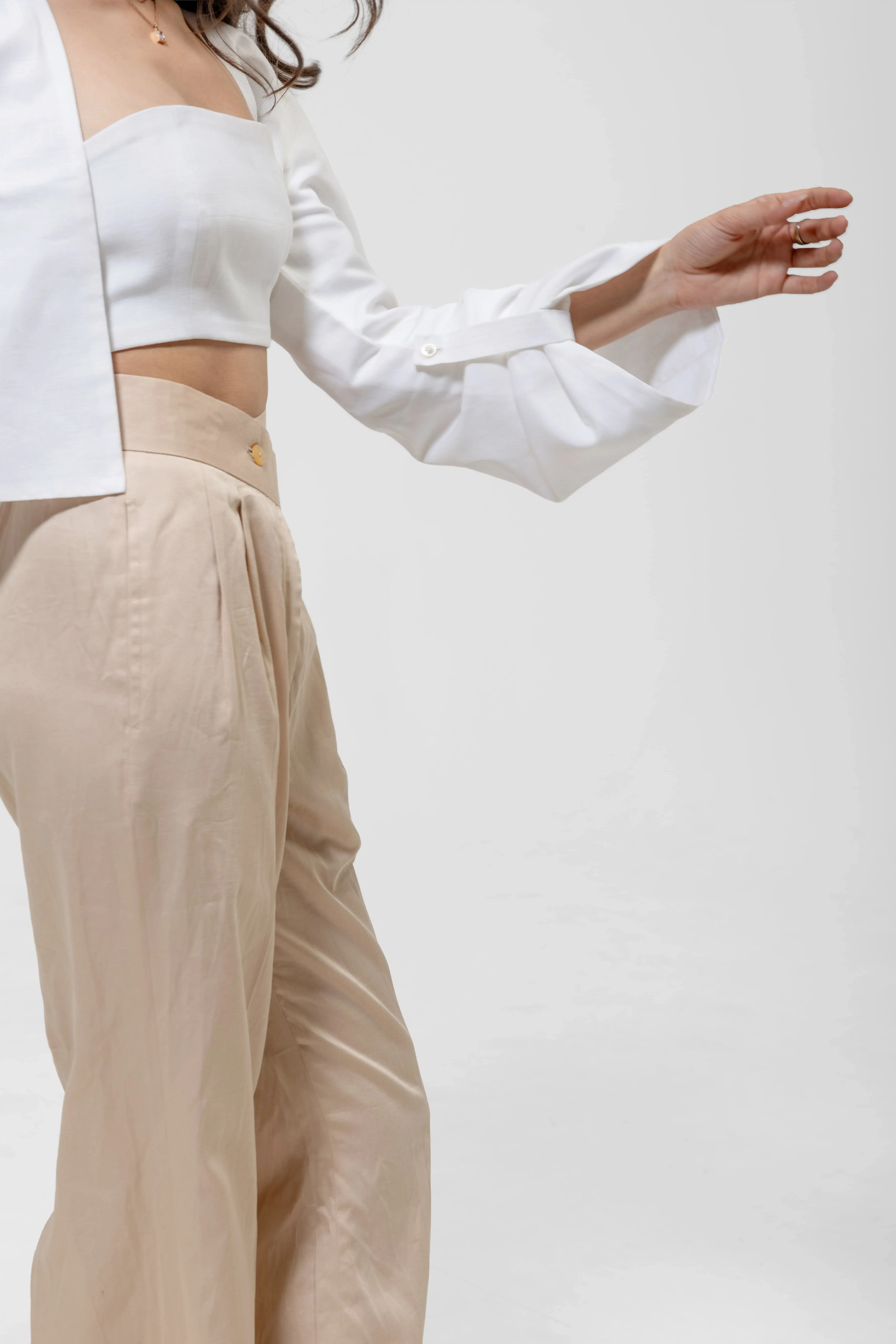 QISSEY WHITE CROPPED JACKET — view 2 — COLLARLESS OPEN-FRONT CROPPED JACKET FEATURING WIDE, RELAXED FULL-LENGTH SLEEVES. A CLEAN LAYERING P