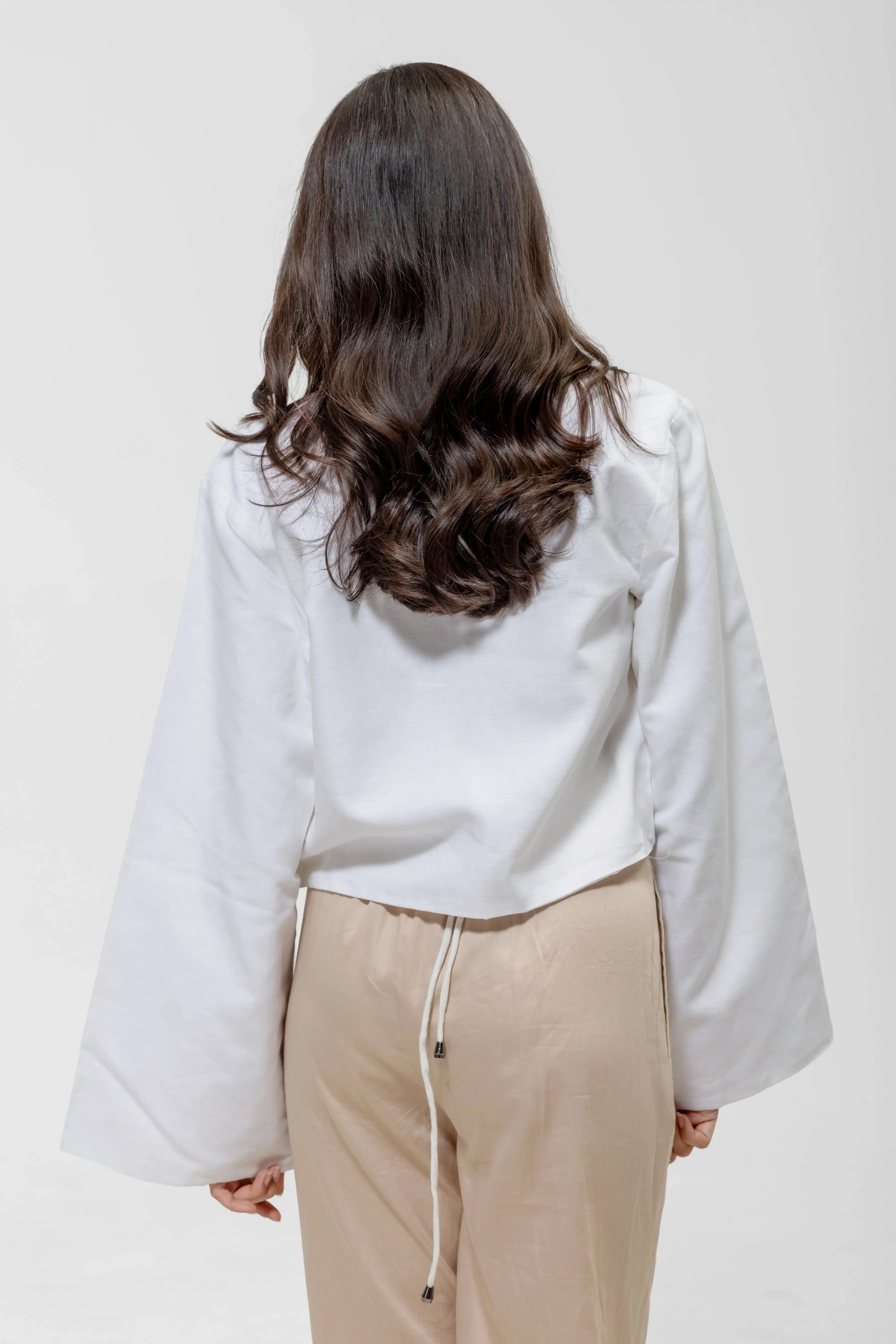QISSEY WHITE CROPPED JACKET — view 3 — COLLARLESS OPEN-FRONT CROPPED JACKET FEATURING WIDE, RELAXED FULL-LENGTH SLEEVES. A CLEAN LAYERING P