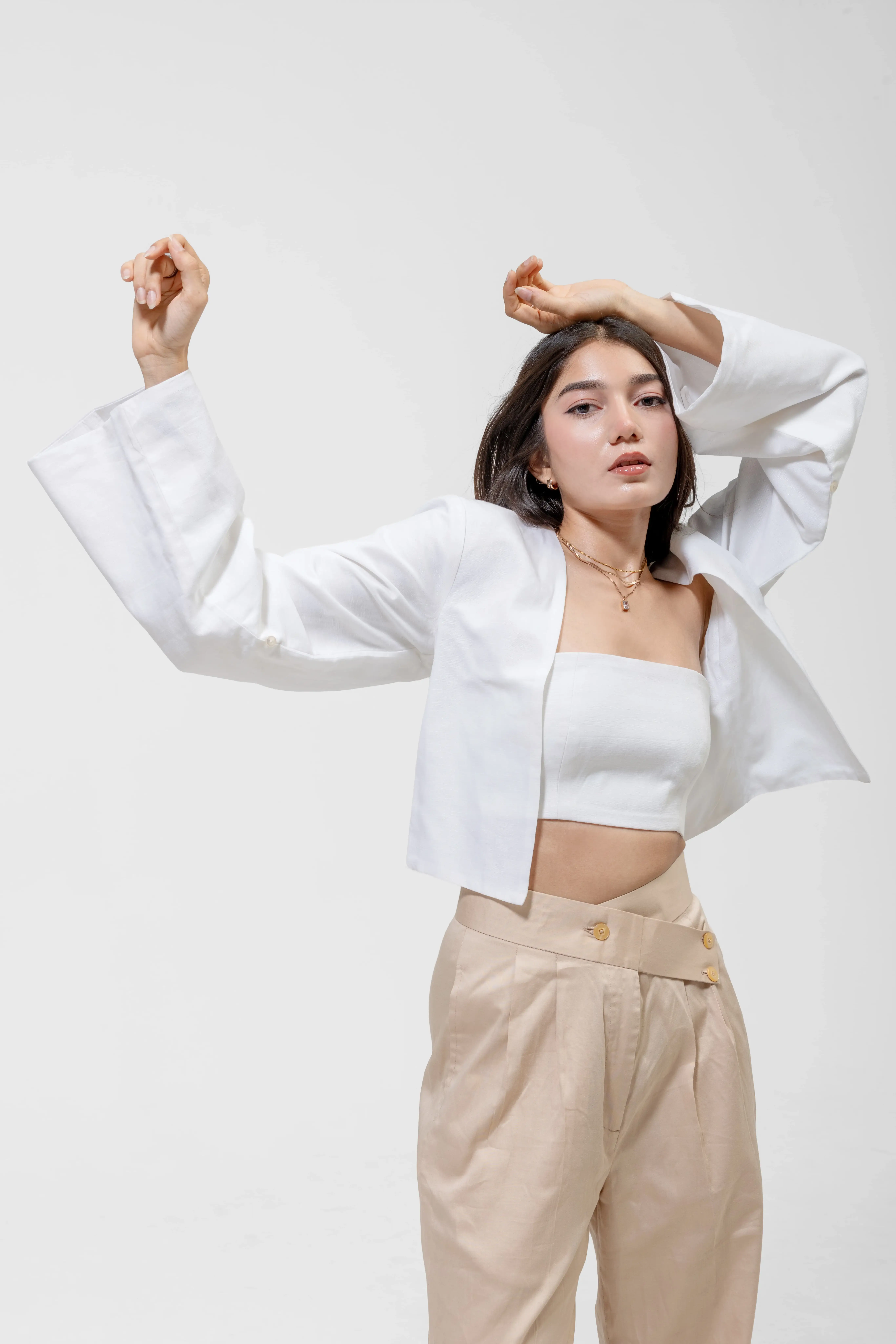 QISSEY WHITE CROPPED JACKET — view 4 — COLLARLESS OPEN-FRONT CROPPED JACKET FEATURING WIDE, RELAXED FULL-LENGTH SLEEVES. A CLEAN LAYERING P