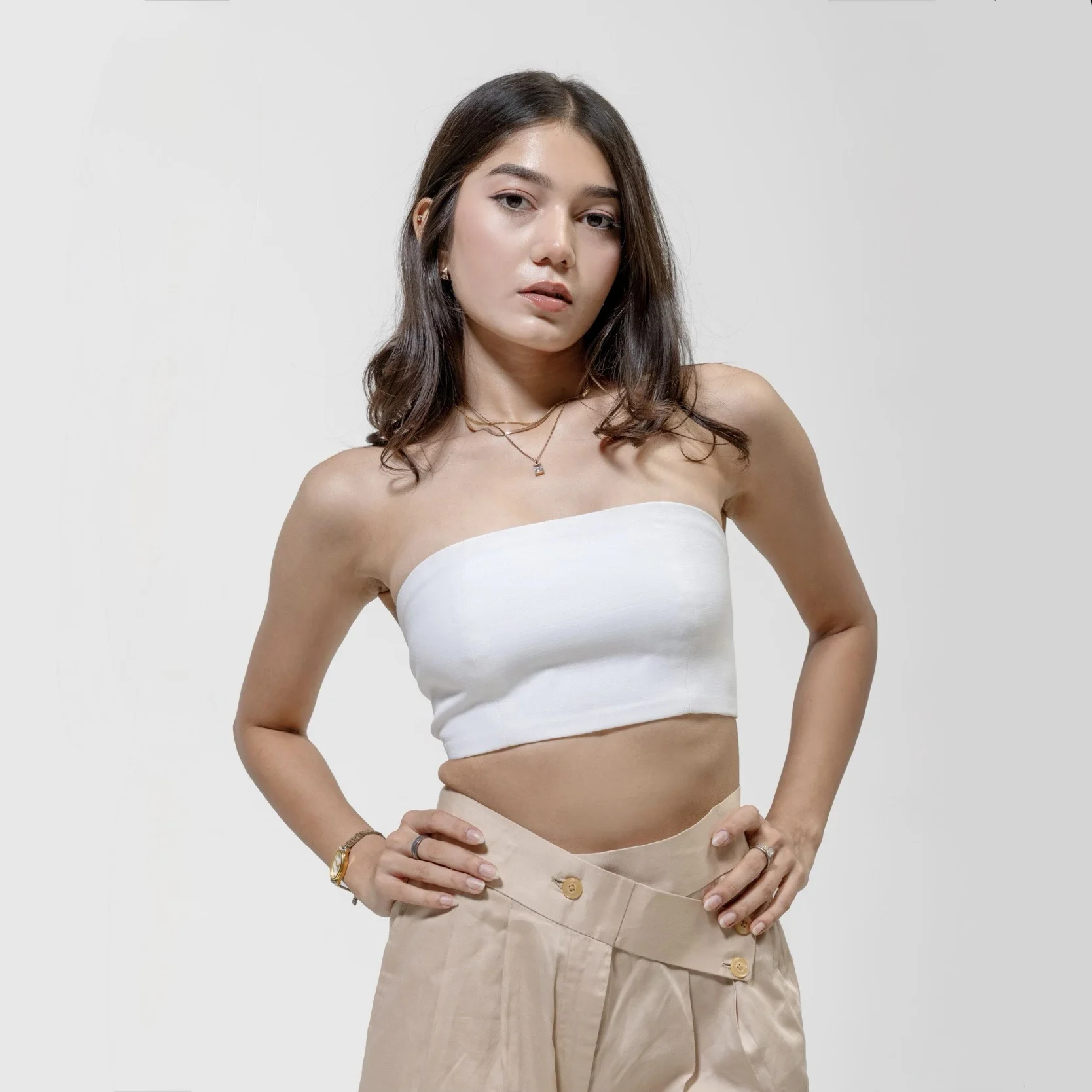 QISSEY WHITE TAILORED TUBE — view 1 — STRAPLESS TOP FEATURING A CLEAN, STRAIGHT NECKLINE WITH A TAILORED, FORM-FITTING SILHOUETTE AND A CR