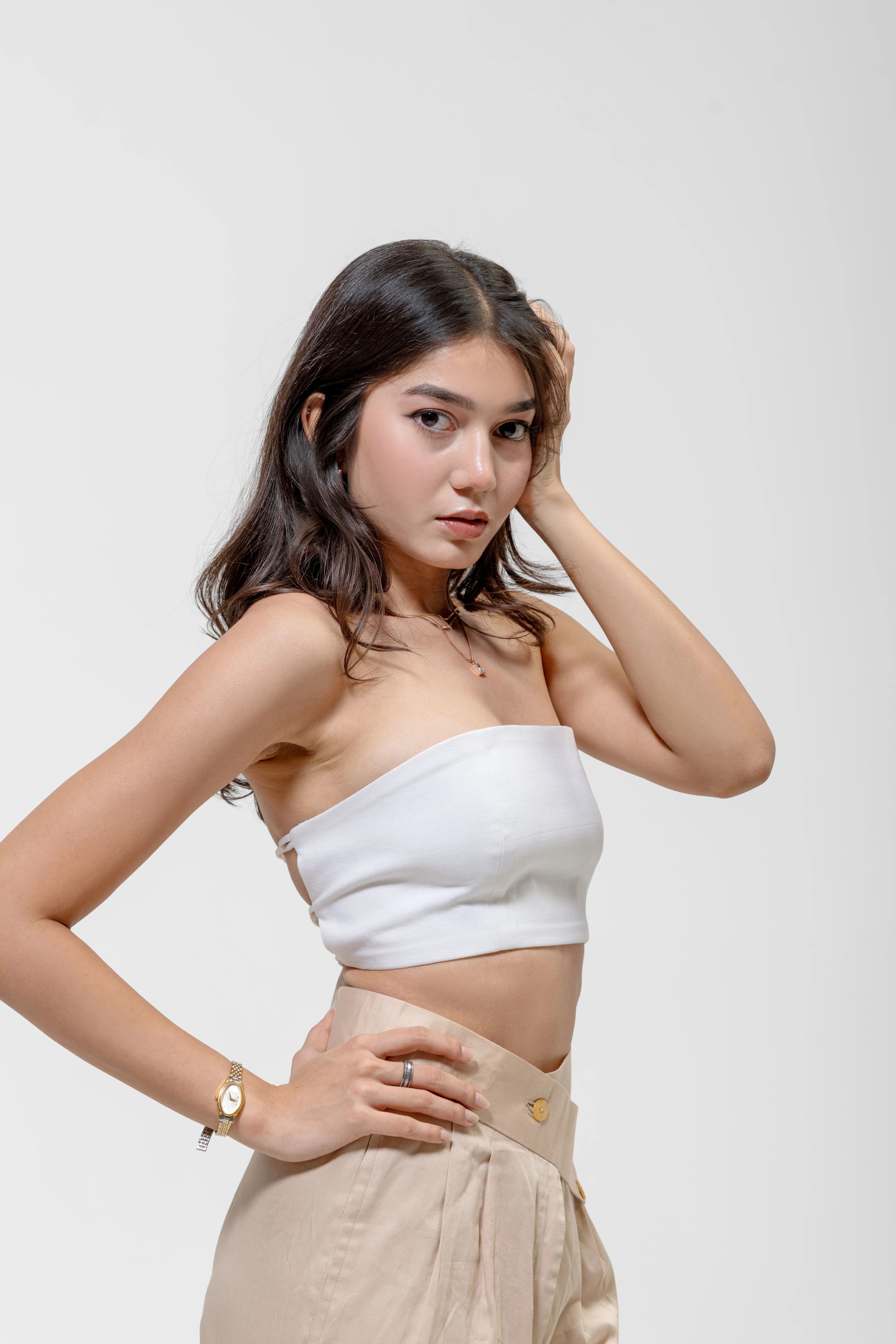 QISSEY WHITE TAILORED TUBE — view 2 — STRAPLESS TOP FEATURING A CLEAN, STRAIGHT NECKLINE WITH A TAILORED, FORM-FITTING SILHOUETTE AND A CR