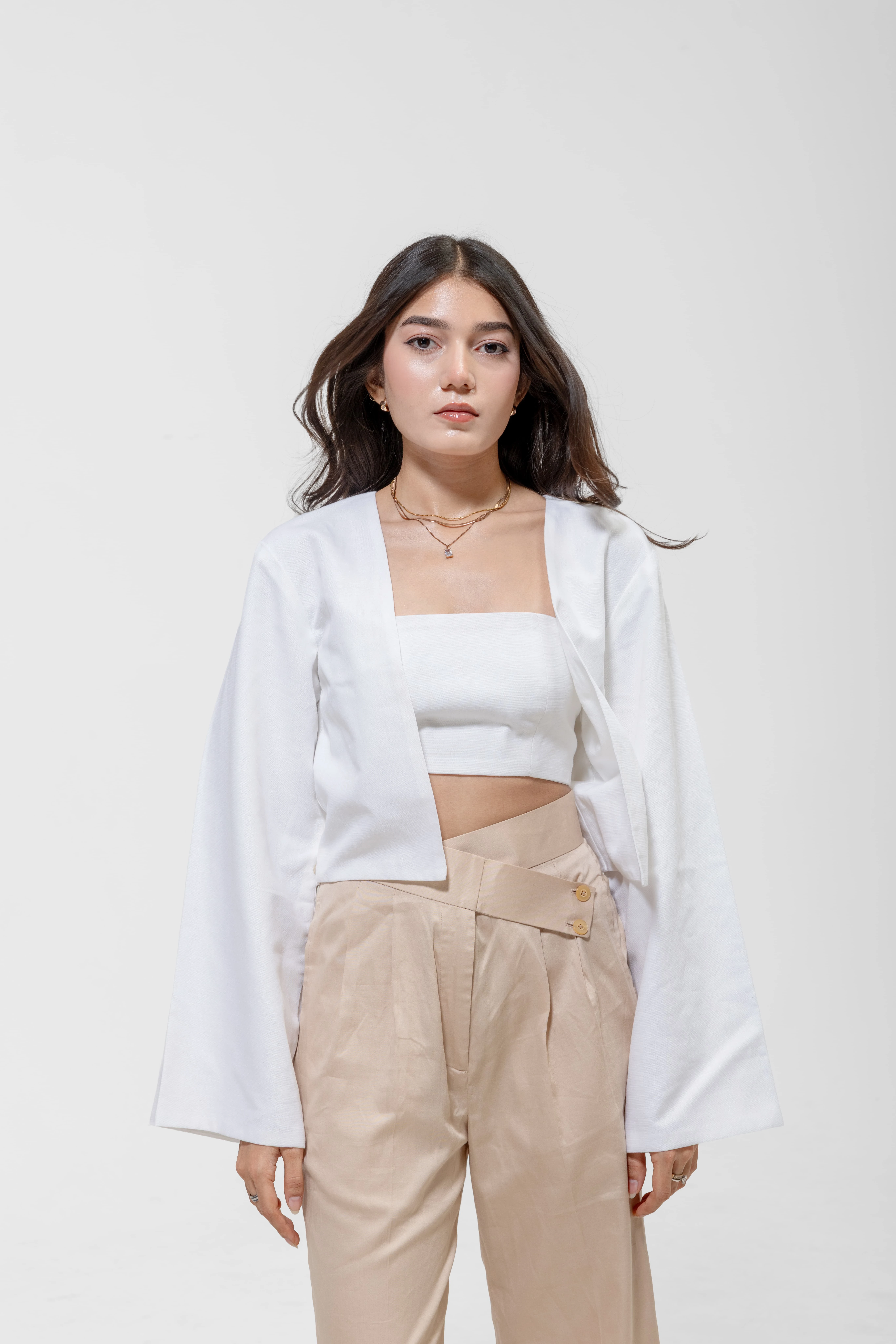 QISSEY WHITE TAILORED TUBE — view 4 — STRAPLESS TOP FEATURING A CLEAN, STRAIGHT NECKLINE WITH A TAILORED, FORM-FITTING SILHOUETTE AND A CR