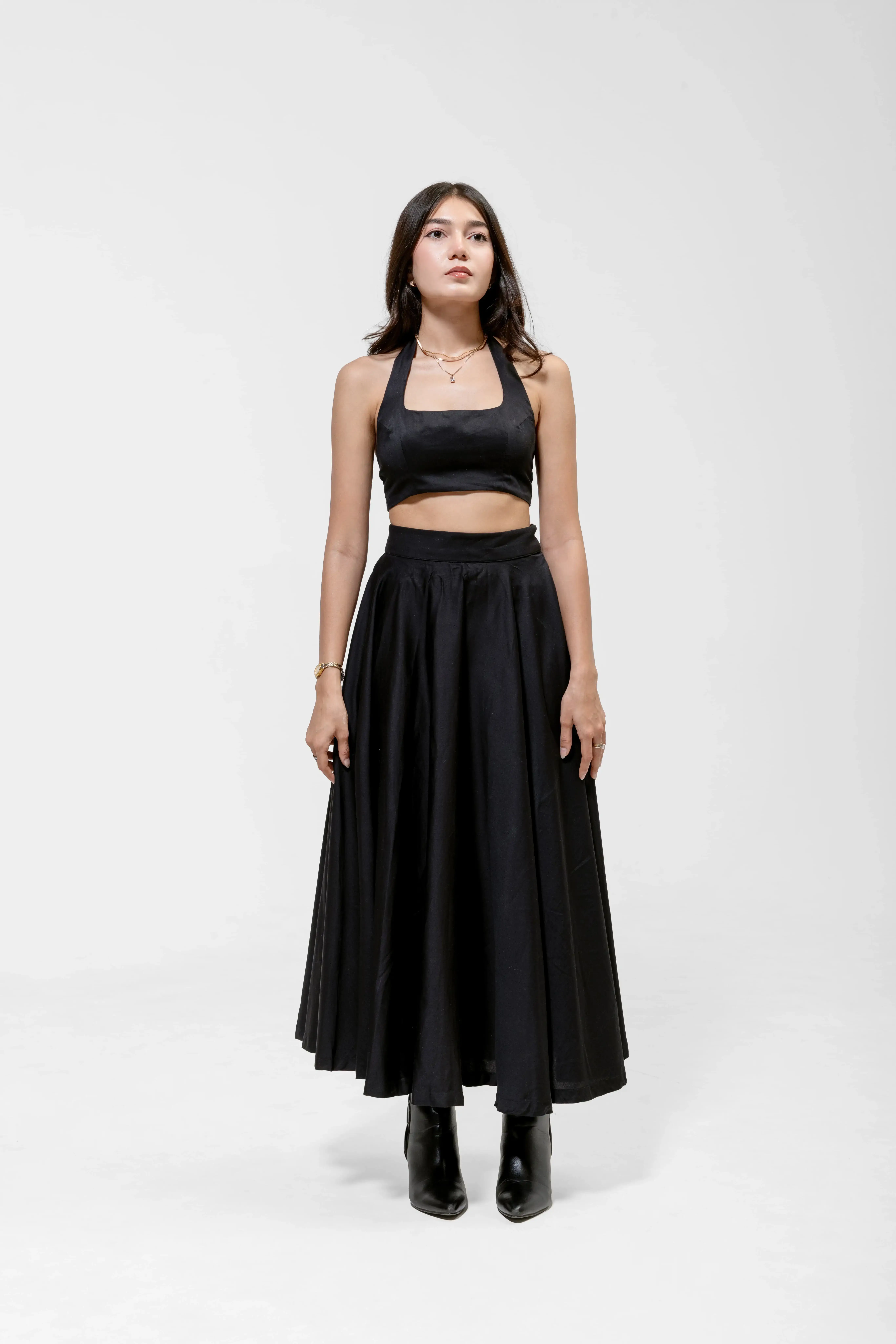 QISSEY BLACK HALTER CROP TOP — view 4 — FITTED HALTER-NECK CROP TOP DESIGNED WITH A CLEAN SQUARE NECKLINE AND WIDE SUPPORTIVE STRAPS. CREATE