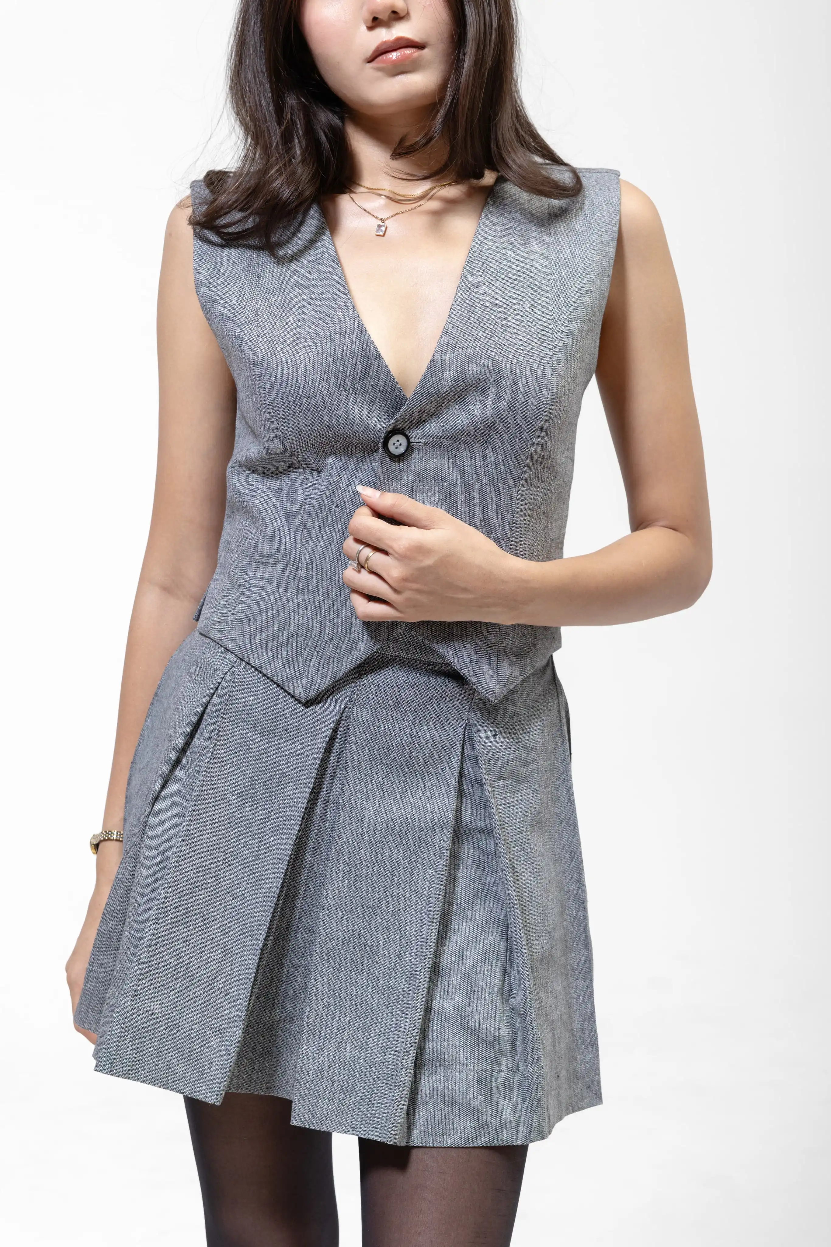 QISSEY PLEATED MINI SKIRT — view 2 — HIGH-WAISTED MINI SKIRT DESIGNED WITH CRISP, STRUCTURED PLEATS. OFFERS A SHARP, MODERN FINISH AND A 